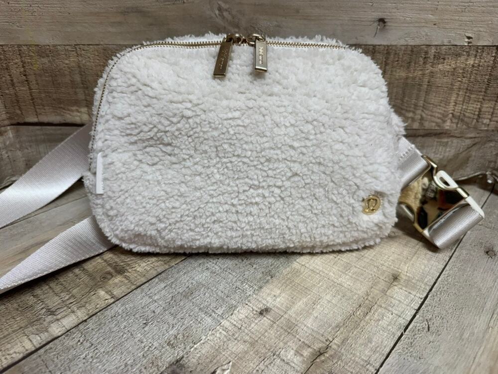 Lululemon Everywhere Belt Bag Ivory Fleece 1L